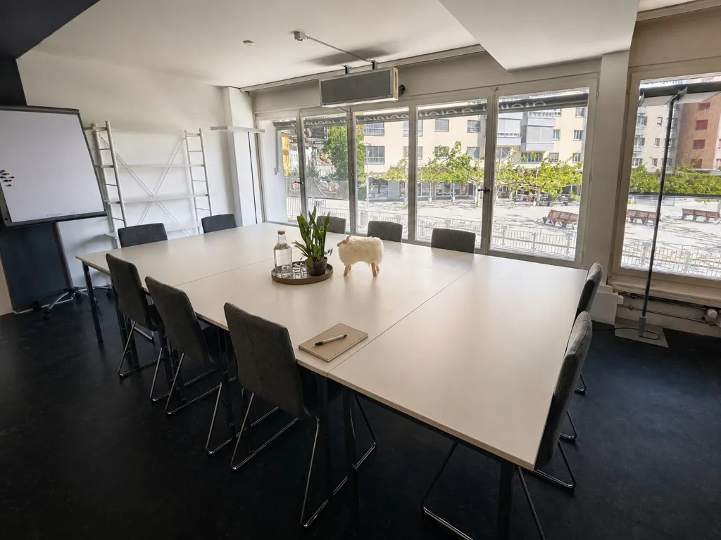 Conference room in Sion with whiteboard, projector and table for training or workshops